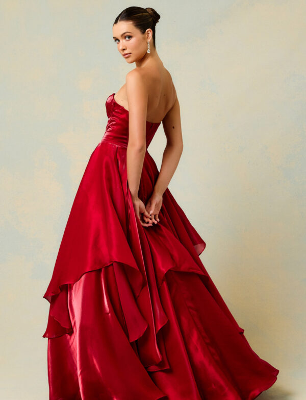 Vestido de fiesta tipo princesa strapless con escote corazón