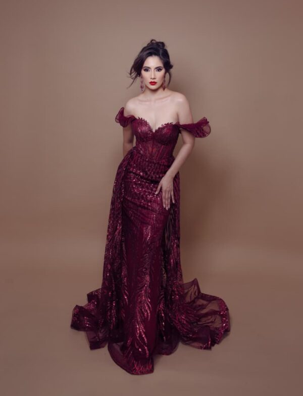 Vestido largo rojo vino con hombros descubiertos y escote corazón