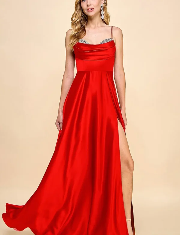 Vestido largo satinado con cristales y doble abertura